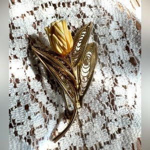 VINTAGE GOLD CARVED ROSE PIN